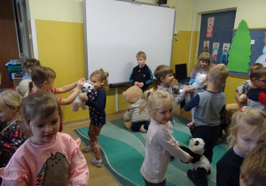 Na zdjęciu widać dzieci podczas zabaw z okazji "Dnia Misia".