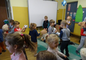 Na zdjęciu widać dzieci podczas zabaw z okazji "Dnia Misia".
