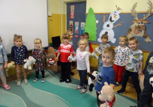 Na zdjęciu widać dzieci podczas zabaw z okazji "Dnia Misia".