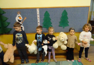 Na zdjęciu widać dzieci podczas zabaw z okazji "Dnia Misia".