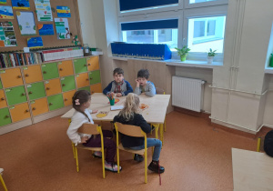 Na zdjęciu widać dzieci w szkole podstawowej na zajęciach.