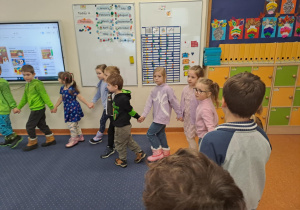 Na zdjęciu widać dzieci w szkole podstawowej na zajęciach.