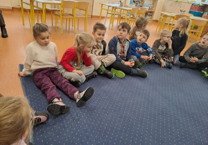 Na zdjęciu widać dzieci w szkole podstawowej na zajęciach.