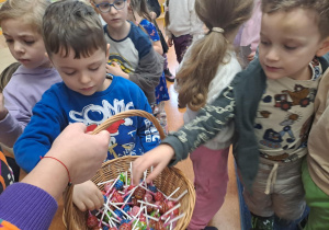 Na zdjęciu widać dzieci w szkole podstawowej na zajęciach.