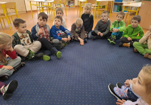 Na zdjęciu widać dzieci w szkole podstawowej na zajęciach.