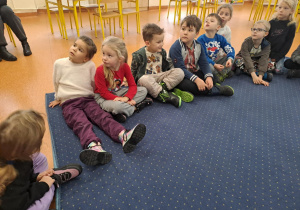 Na zdjęciu widać dzieci w szkole podstawowej na zajęciach.