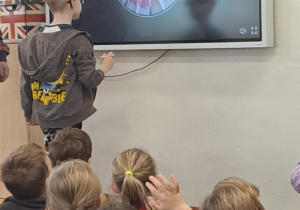 Na zdjęciu widać dzieci w szkole podstawowej na zajęciach.