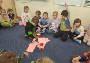 Na zdjęciu widać dzieci w szkole podstawowej na zajęciach.