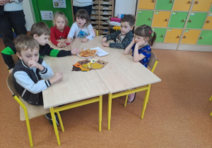 Na zdjęciu widać dzieci w szkole podstawowej na zajęciach.