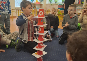 Na zdjęciu widać dzieci w szkole podstawowej na zajęciach.