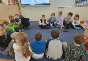 Na zdjęciu widać dzieci w szkole podstawowej na zajęciach.