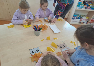 Na zdjęciu widać dzieci w szkole podstawowej na zajęciach.