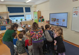 Na zdjęciu widać dzieci w szkole podstawowej na zajęciach.