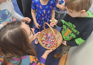 Na zdjęciu widać dzieci w szkole podstawowej na zajęciach.
