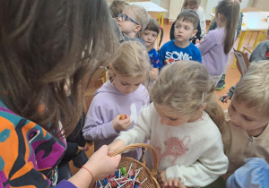 Na zdjęciu widać dzieci w szkole podstawowej na zajęciach.