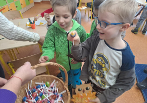 Na zdjęciu widać dzieci w szkole podstawowej na zajęciach.