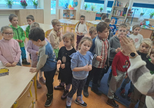 Na zdjęciu widać dzieci w szkole podstawowej na zajęciach.