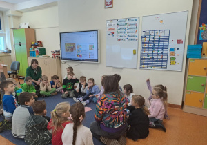 Na zdjęciu widać dzieci w szkole podstawowej na zajęciach.