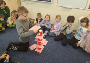 Na zdjęciu widać dzieci w szkole podstawowej na zajęciach.