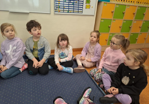 Na zdjęciu widać dzieci w szkole podstawowej na zajęciach.