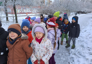 Na zdjęciu widać dzieci w szkole podstawowej na zajęciach.