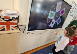 Na zdjęciu widać dzieci w szkole podstawowej na zajęciach.