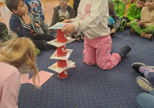 Na zdjęciu widać dzieci w szkole podstawowej na zajęciach.