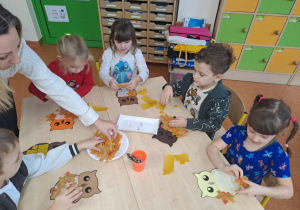 Na zdjęciu widać dzieci w szkole podstawowej na zajęciach.