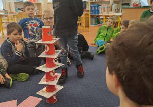 Na zdjęciu widać dzieci w szkole podstawowej na zajęciach.