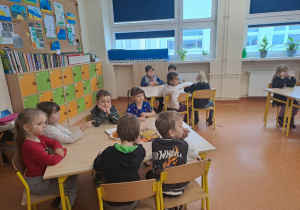 Na zdjęciu widać dzieci w szkole podstawowej na zajęciach.