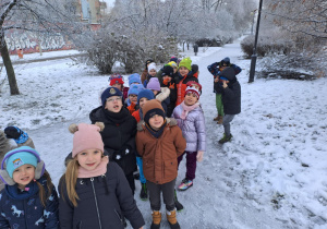 Na zdjęciu widać dzieci w szkole podstawowej na zajęciach.
