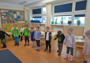 Na zdjęciu widać dzieci w szkole podstawowej na zajęciach.