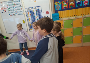 Na zdjęciu widać dzieci w szkole podstawowej na zajęciach.