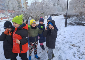 Na zdjęciu widać dzieci w szkole podstawowej na zajęciach.