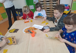 Na zdjęciu widać dzieci w szkole podstawowej na zajęciach.