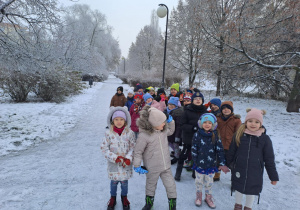 Na zdjęciu widać dzieci w szkole podstawowej na zajęciach.