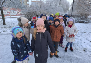 Na zdjęciu widać dzieci w szkole podstawowej na zajęciach.