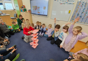 Na zdjęciu widać dzieci w szkole podstawowej na zajęciach.