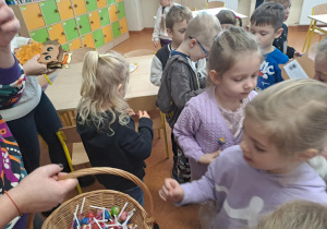 Na zdjęciu widać dzieci w szkole podstawowej na zajęciach.