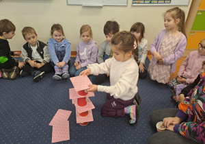 Na zdjęciu widać dzieci w szkole podstawowej na zajęciach.