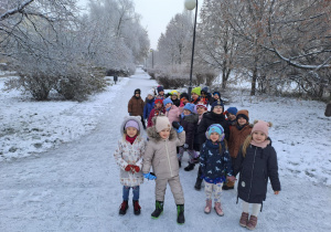 Na zdjęciu widać dzieci w szkole podstawowej na zajęciach.