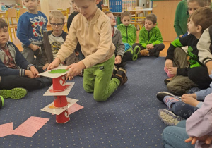 Na zdjęciu widać dzieci w szkole podstawowej na zajęciach.