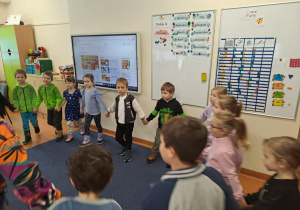 Na zdjęciu widać dzieci w szkole podstawowej na zajęciach.