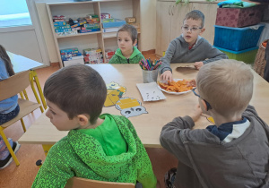 Na zdjęciu widać dzieci w szkole podstawowej na zajęciach.