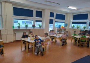Na zdjęciu widać dzieci w szkole podstawowej na zajęciach.