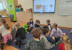 Na zdjęciu widać dzieci w szkole podstawowej na zajęciach.