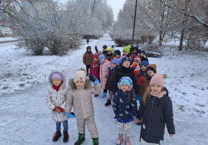 Na zdjęciu widać dzieci w szkole podstawowej na zajęciach.
