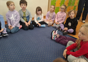 Na zdjęciu widać dzieci w szkole podstawowej na zajęciach.