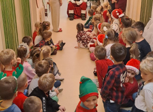 "Mikołajki"-odwiedziny Świętego Mikołaja w przedszkolu:).Wręczanie dzieciom prezentów.