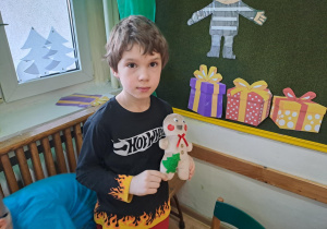 Na zdjęciu widać chłopca z maskotką ciastek.